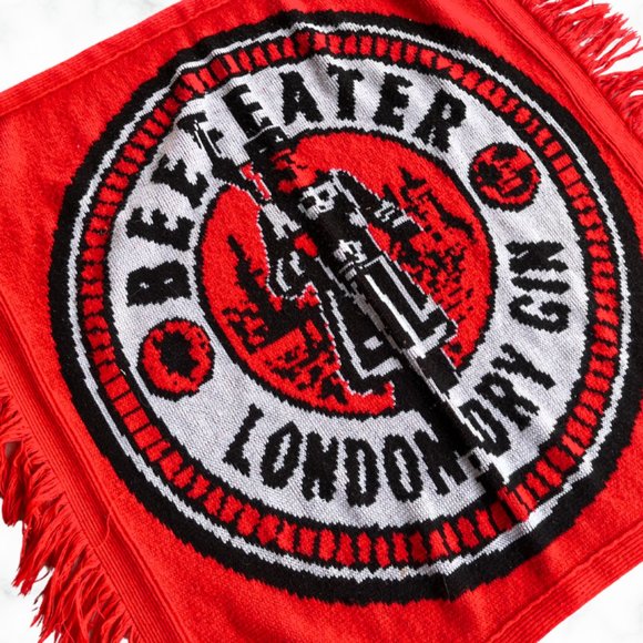 VTG Beefeater London Dry Gin Guard Knit Lap Blanket Throw Advertising Red Pub - Picture 2 of 3